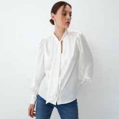 Biała koszula z wiązaniem - Biały. Białe koszule Mohito, bez wzorów, bez kołnierzyka, bez ramiączek. Za 119.99 zł.