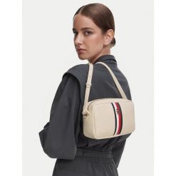 Torebka Tommy Hilfiger. Białe listonoszki Tommy Hilfiger, bez wzorów, bez dodatków. Za 449.99 zł.