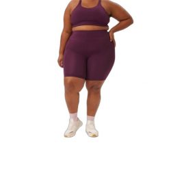 Spodenki treningowe damskie Girlfriend Collective Compressive. Czerwone szorty sportowe GIRLFRIEND COLLECTIVE, bez wzorów. Za 279.50 zł.