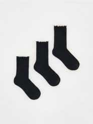 Skarpetki z wiskozą 3 pack - czarny. Czarne skarpetki Reserved, bez wzorów, z wiskozy. W wyprzedaży za 19.99 zł.