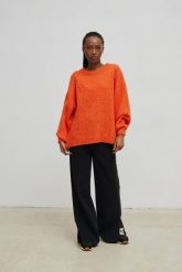 Sweter oversize z bufiastym rękawem FLAME ORANGE- RIVERO. Pomarańczowe swetry Marsala, na lato, bez wzorów, z wełny, bez ramiączek. Za 249.90 zł.