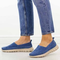 Niebieskie ażurowe półbuty damskie Sergio Leone Mk099H. Niebieskie półbuty wsuwane Sergio Leone, na lato, w ażurowe wzory, z jeansu, casualowe, z okrągłym noskiem, bez obcasa, na płaskiej podeszwie. Za 149.00 zł.