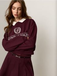 Bluza z bawełną z kołnierzykiem i nadrukiem - bordowy. Czerwone bluzy Sinsay, l, bez wzorów, z bawełny, bez ramiączek, bez kaptura. Za 39.99 zł.