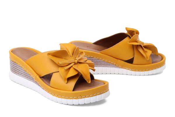 ARTIKER RELAKS 52C0504 żółty, klapki damskie. Żółte klapki Artiker Relaks, bez wzorów, ze skóry, bez obcasa, na koturnie, bez zapięcia. Za 259.90 zł.