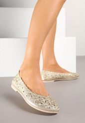 Złote Balerinki Vices z Haftowanej Ażurowej Tkaniny w Kwiaty Efalorin. Żółte baleriny Born2be, w ażurowe wzory, z tkaniny, eleganckie, z okrągłym noskiem, bez obcasa, na płaskiej podeszwie, bez zapięcia. Za 59.99 zł.