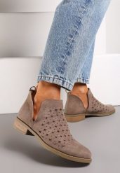 Brązowe Botki Boho z Ozdobną Perforacją i Rozcięciami po Bokach Pelorieta. Brązowe botki Renee, bez wzorów, z materiału, boho, bez obcasa, na płaskiej podeszwie, bez zapięcia. W wyprzedaży za 157.49 zł.
