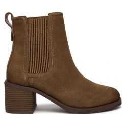 Botki Clarks. Brązowe botki Clarks, bez wzorów, bez obcasa, na słupku, bez zapięcia. Za 369.99 zł.