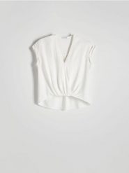 Kopertowa bluzka z wiskozy - złamana biel. Bluzki Reserved, l, bez wzorów, z tkaniny, bez kołnierzyka, bez ramiączek. W wyprzedaży za 29.99 zł.