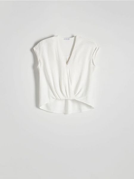 Kopertowa bluzka z wiskozy - złamana biel. Bluzki Reserved, l, bez wzorów, z tkaniny, bez kołnierzyka, bez ramiączek. W wyprzedaży za 29.99 zł.