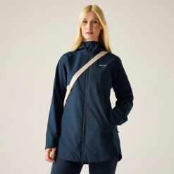 Damska wodoodporna kurtka z kapturem Natalina. Czarne kurtki Regatta, m, bez wzorów, z tkaniny, z kapturem. Za 379.99 zł.