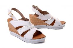 INBLU FG-36 001 biały, sandały damskie. Białe sandały Inblu, bez wzorów, bez obcasa, na koturnie, bez zapięcia. Za 134.90 zł.