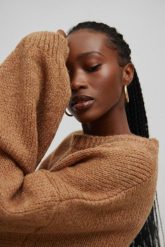 Sweter oversize z bufiastymi rękawami w kolorze CAMEL - RIVERO. Brązowe swetry Marsala, na lato, bez wzorów, ze skóry, bez ramiączek. Za 249.90 zł.