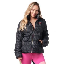 Kurtka puchowa pikowana czarna Zumba. Czarne kurtki ZUMBA WEAR, uniwersalny, bez wzorów, z poliesteru, bez kaptura. W wyprzedaży za 299.00 zł.
