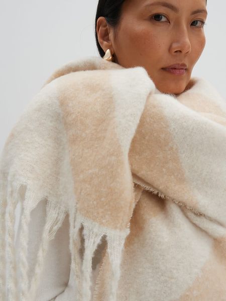 Someday Szal w kolorze kremowo-beżowym - 198 x 66 cm rozmiar: onesize. Brązowe szaliki i kominy someday., bez wzorów, z materiału. Za 101.23 zł.