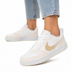 Buty damskie sneakersy sportowe Nike COURT BOROUGH LOW BBALL (GS). Białe buty treningowe Nike, bez wzorów, z jeansu, bez zapięcia, do koszykówki, nike court. Za 229.00 zł.
