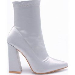 Public Desire - Botki. Szare botki Public Desire, z materiału. W wyprzedaży za 129.90 zł.