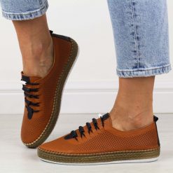 Brązowe skórzane półbuty damskie Izzy 1822. Brązowe półbuty wsuwane IZZY, na jesień, bez wzorów, ze skóry, eleganckie, bez obcasa. Za 299.00 zł.