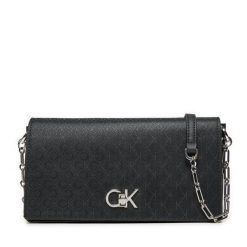 Torebka Calvin Klein. Czarne listonoszki Calvin Klein, bez wzorów, bez dodatków. Za 289.99 zł.