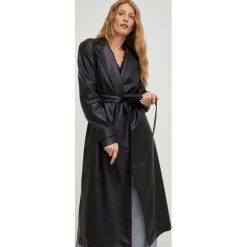 Answear Lab płaszcz damski kolor czarny przejściowy. Czarne płaszcze Answear Lab, l, bez wzorów, klasyczne, bez kaptura. Za 499.99 zł.
