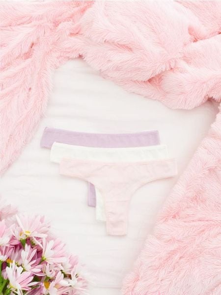 Majtki stringi 3 pack - wielobarwny. Stringi Sinsay, bez wzorów, z bawełny. Za 11.99 zł.