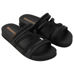 Klapki Ipanema Walk Slide 827262 BG087 czarne. Czarne klapki bez wzorów, z materiału, sportowe, bez obcasa, bez zapięcia. Za 186.15 zł.