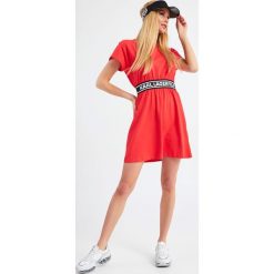 Sukienka KARL LAGERFELD. Sukienki KARL LAGERFELD, bez wzorów, eleganckie, bez kołnierzyka, bez ramiączek. W wyprzedaży za 1,145.40 zł.