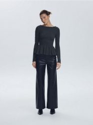 Kreszowana bluzka z baskinką - ciemnoszary. Szare bluzki Reserved, l, bez wzorów, z dzianiny, bez kołnierzyka, bez ramiączek. Za 129.99 zł.