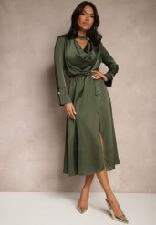 Zielona Koktajlowa Sukienka z Satyny z Ozdobnym Guzikiem Leaneris. Zielone sukienki Renee, l, bez wzorów, z materiału, eleganckie, bez kołnierzyka, bez ramiączek, midi, kopertowe. W wyprzedaży za 123.49 zł.