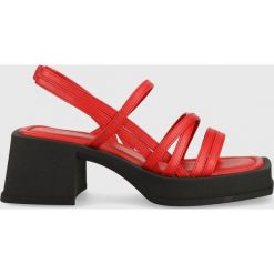 Vagabond sandały skórzane HENNIE kolor czerwony. Czerwone sandały Vagabond, bez wzorów, z materiału, bez obcasa, na obcasie, bez zapięcia. W wyprzedaży za 449.99 zł.