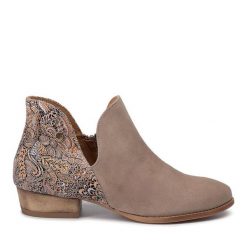 Botki Maciejka. Brązowe botki Maciejka, bez wzorów, bez obcasa, na płaskiej podeszwie, bez zapięcia. Za 239.99 zł.