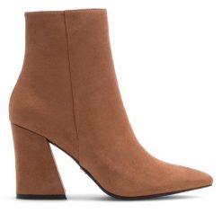 Botki Nine West. Brązowe botki Nine West, bez wzorów, bez obcasa, na słupku, bez zapięcia. Za 139.99 zł.