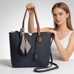 Torebka damska Rieker, ze skóry ekologicznej o klasycznej formie z dwoma uchwytami długim paskiem na ramię ozdobną apaszką i funkcjonalnym wnętrzem d. Niebieskie torebki klasyczne Rieker, bez wzorów, z materiału, biznesowe, na ramię, bez dodatków. Za 249.00 zł.