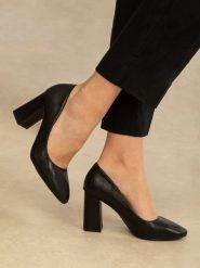 Bellucci Czółenka w kolorze czarnym rozmiar: 38. Czarne czółenka Bellucci, bez wzorów, klasyczne, bez obcasa, bez zapięcia. Za 117.99 zł.