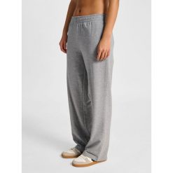 Spodnie dresowe szerokie nogawki damskie Hummel Pulse. Szare spodnie dresowe Hummel, bez wzorów, z dresówki, na fitness i siłownię. Za 203.50 zł.