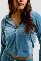 JUICY COUTURE Niebieska damska bluza Madison Hoodie. Niebieskie bluzy Juicy Couture, s, bez wzorów, z elastanu, eleganckie, bez ramiączek, z kapturem. W wyprzedaży za 313.99 zł.