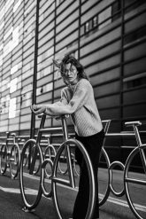 Sweter z perełkami beżowy. Brązowe swetry MOODO, l, bez wzorów, z poliesteru, bez ramiączek. Za 159.99 zł.