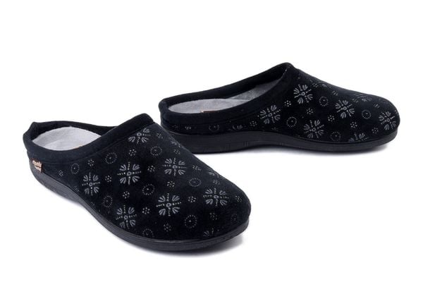 MANITU 320281-01 schwarz, kapcie damskie. Czarne kapcie Manitu, bez wzorów. Za 173.91 zł.