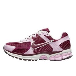Buty do chodzenia dla dorosłych Nike Zoom Vomero 5 Pink Foam Team Red. Czerwone buty do biegania Nike, bez wzorów, z materiału, bez zapięcia, do biegania, nike zoom. Za 1,160.46 zł.