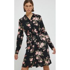 Pieces sukienka kolor czarny mini prosta. Czarne sukienki Pieces, na co dzień, s, bez wzorów, z wiskozy, bez kołnierzyka, bez ramiączek, mini, proste. W wyprzedaży za 99.99 zł.