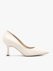 Kremowe ślubne czółenka z obcasem flare. Brązowe czółenka Ryłko, bez wzorów, z gumy, eleganckie, bez obcasa, na obcasie, bez zapięcia. Za 379.99 zł.