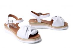 Artiker Relaks 58C3194 Biały, sandały damskie. Białe sandały Artiker Relaks, bez wzorów, ze skóry, bez obcasa, na koturnie, bez zapięcia. Za 239.90 zł.