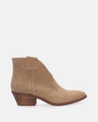 BEŻOWE KOWBOJKI Z ZAMSZU 22703114 CA BEI. Brązowe botki Venezia, bez wzorów, ze skóry, bez obcasa, bez zapięcia. Za 499.00 zł.