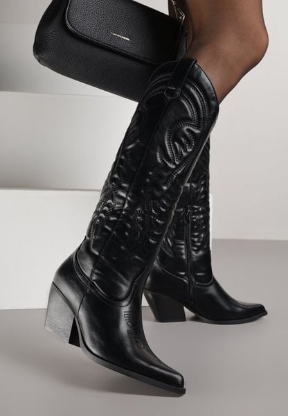 Czarne Kozaki Kowbojki na Stożkowym Obcasie Zdobione Przeszyciami Lumifera. Czarne kozaki Renee, z aplikacjami, klasyczne, bez obcasa, na obcasie, bez zapięcia. Za 149.99 zł.