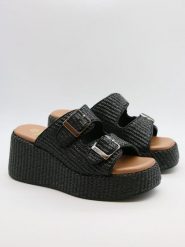 Bellucci Klapki w kolorze czarnym na koturnie rozmiar: 37. Czarne klapki Bellucci, bez wzorów, klasyczne, z otwartym noskiem, bez obcasa, na koturnie, bez zapięcia. Za 121.99 zł.