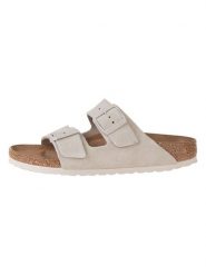 Birkenstock Skórzane klapki w kolorze kremowym rozmiar: 38. Brązowe klapki Birkenstock, bez wzorów, klasyczne, z otwartym noskiem, bez obcasa, bez zapięcia. Za 344.95 zł.