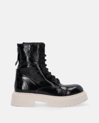 CZARNE LAKIEROWANE WORKERY G3930411 72 BLAC. Czarne botki Venezia, bez wzorów, z lakierowanej skóry, bez obcasa, bez zapięcia. Za 229.00 zł.