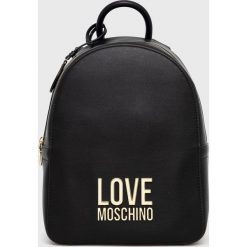 Love Moschino plecak damski kolor czarny mały z aplikacją. Czarne plecaki Love Moschino, z aplikacjami, do ręki, bez dodatków. Za 989.99 zł.
