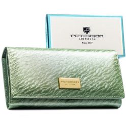 Duży, jasnozielony portfel damski zamykany na zatrzask, pokryty subtelnym wzorem na klapce - Peterson. Zielone portfele Peterson, bez wzorów, ze skóry ekologicznej. Za 79.99 zł.