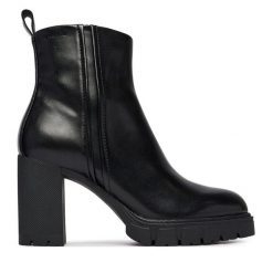Botki Tamaris. Czarne botki Tamaris, bez wzorów, bez obcasa, na słupku, bez zapięcia. Za 484.99 zł.