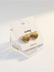 Kolczyki w kształcie muszli - złoty. Żółte kolczyki Sinsay, złote. Za 9.99 zł.